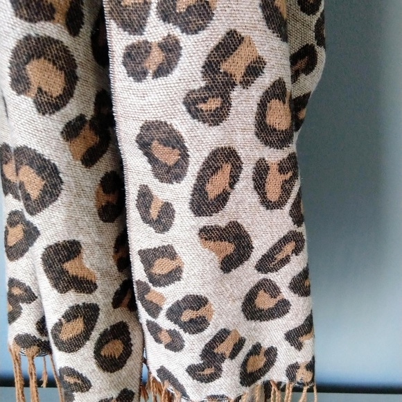 Leopard Print Large Blanket Fringed Scarf NWOT - Picture 5 of 7